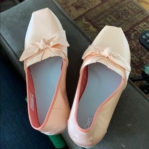 Toms women’s size 8 pink with bows